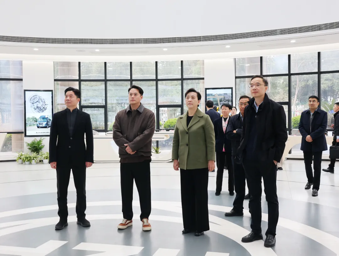 Déanann Wang Wenxu, Cathaoirleach Choiste Bardasach Hangzhou de Chomhdháil Chomhairliúcháin Pholaitiúil Dhaoine na Síne (CPPCC), imscrúdú ar Zhaofeng Co., Ltd.